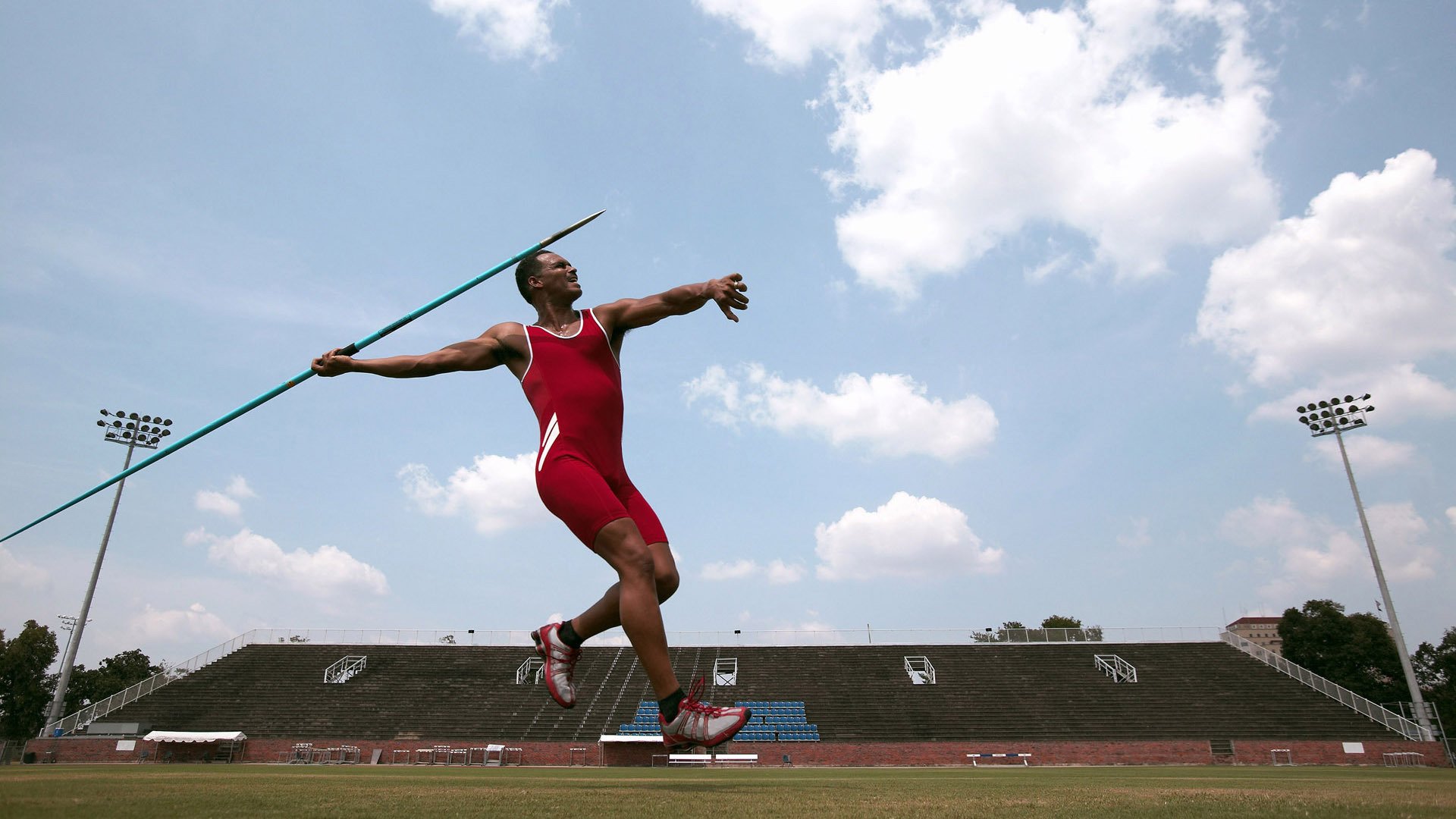 F1新赛季揭幕战之夜,恩比德主宰比赛走向,当赛道轰鸣遇见球场咆哮