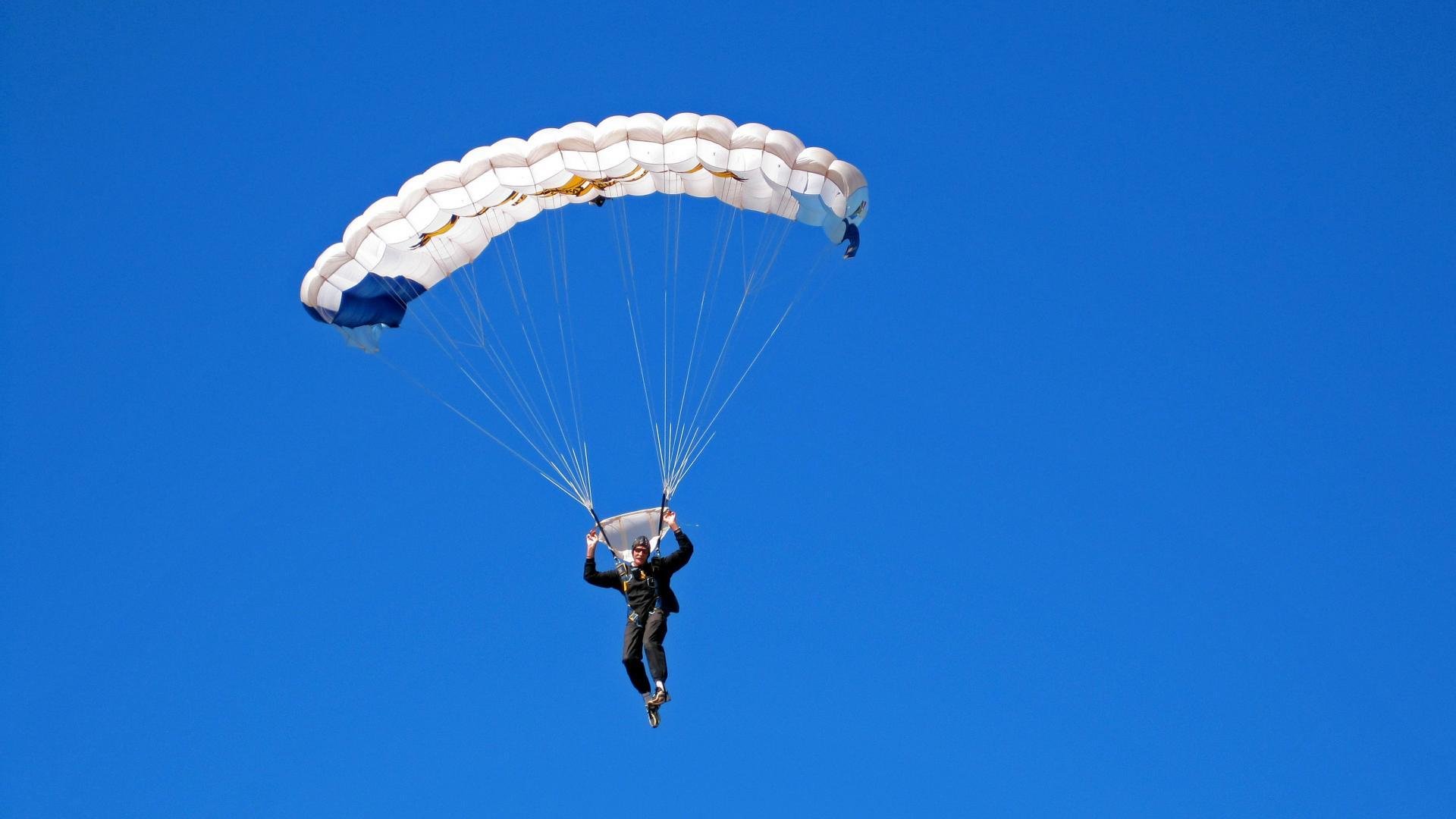 F1街道赛之夜,小贾伦全程高能输出,引擎轰鸣中的城市狂想曲